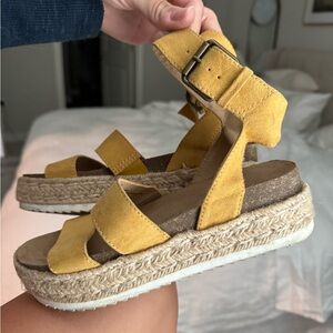 Universal Thread Yellow Platform Sandals 6.5